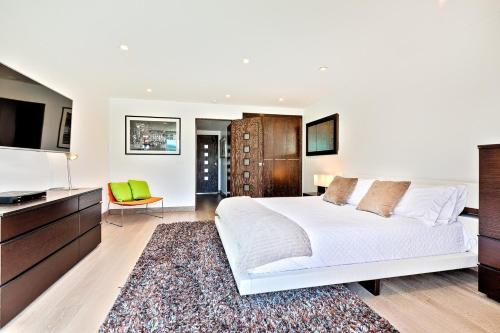 Villa Genesis-HOLLYWOOD ESTATE WITH STUNNING VIEWS Main image 2